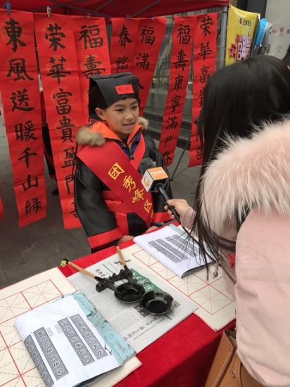 让温暖一起回家—— 团秀峰区委联合解东社区、静心阁书画苑 举办秀峰区“迎新春、送春联、送祝福” 志愿服务活动