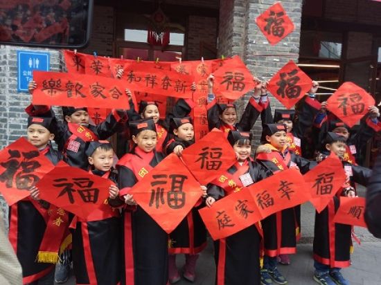 让温暖一起回家—— 团秀峰区委联合解东社区、静心阁书画苑 举办秀峰区“迎新春、送春联、送祝福” 志愿服务活动