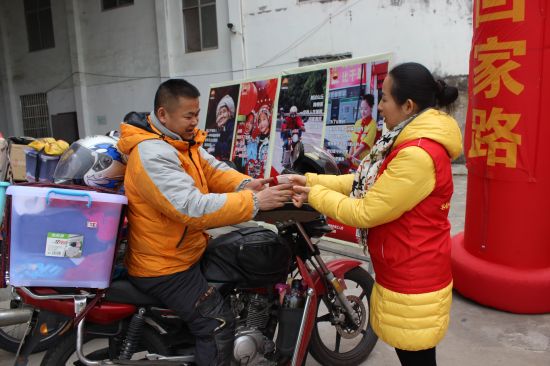 容县开展“践行十九大精神 让温暖一起回家”志愿服务活动