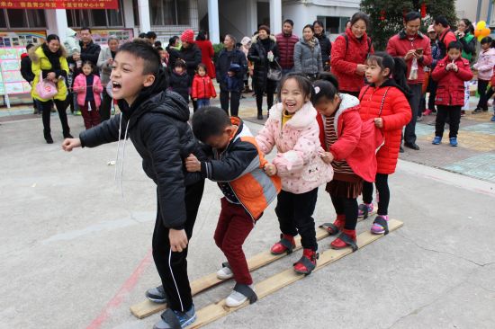 容县团委举办“我们的新生活” 2018迎春灯谜会”暨“我们的新时代”容县流动青少年宫驻点教学美术作品展