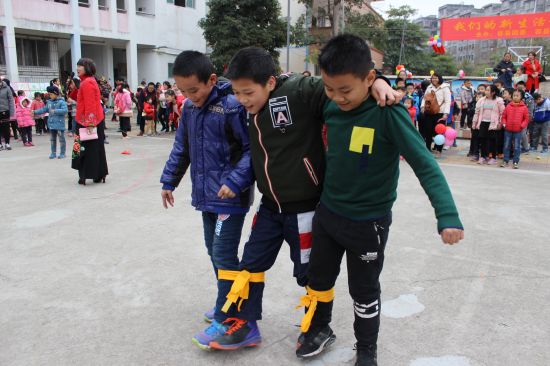 容县团委举办“我们的新生活” 2018迎春灯谜会”暨“我们的新时代”容县流动青少年宫驻点教学美术作品展