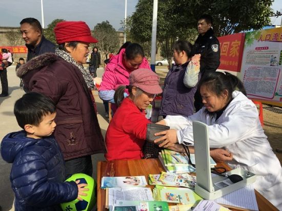 团秀峰区委开展“让温暖一起回家”系列活动之 “文化科技卫生三下乡”志愿服务活动