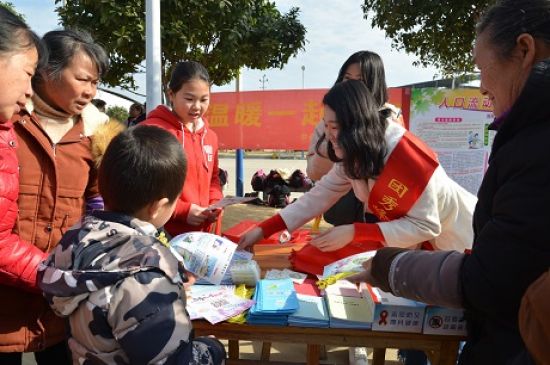 团秀峰区委开展“让温暖一起回家”系列活动之 “文化科技卫生三下乡”志愿服务活动