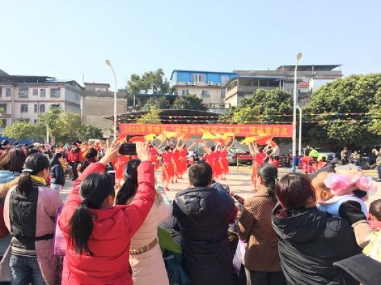 团秀峰区委开展“让温暖一起回家”系列活动之 “文化科技卫生三下乡”志愿服务活动