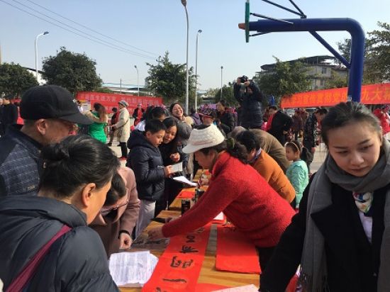 团秀峰区委开展“让温暖一起回家”系列活动之 “文化科技卫生三下乡”志愿服务活动