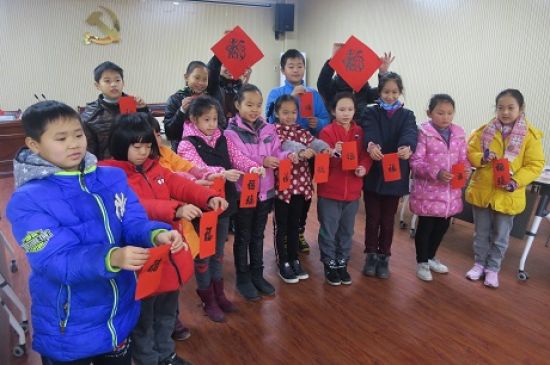 秀峰区解东社区团支部开展“传统文化进社区，雕版套印传技艺”活动