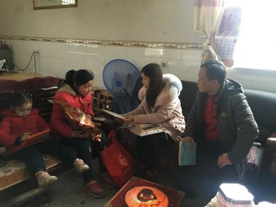 春节送祝福 温暖留守心 ——团秀峰区委走访慰问辖区留守儿童