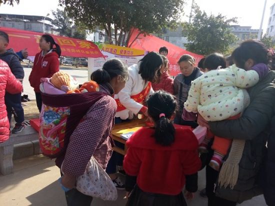 团秀峰区委开展“让温暖一起回家”系列活动之 “文化科技卫生三下乡”志愿服务活动