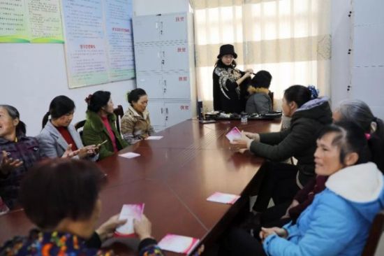 “妇女同乐，共展迷人风采”农村妇女礼仪形象活动在铁山港和合浦开展