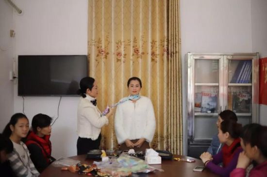 “妇女同乐，共展迷人风采”农村妇女礼仪形象活动在铁山港和合浦开展