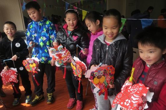 秀峰区解东社区团支部开展 “元宵佳节团圆日，小小巧手做花灯”活动