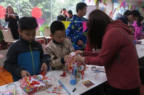 秀峰区解东社区团支部开展 “元宵佳节团圆日，小小巧手做花灯”活动