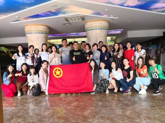 今日，百色团市委组织团员青年为祖国疯狂打call点赞！