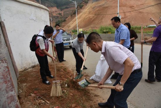 “我为城市建设出份力”——2018年梧州市长洲区青少年学雷锋志愿服务统一行动暨“美好社区青年汇—青少年大扫除行动”