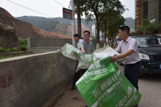 “我为城市建设出份力”——2018年梧州市长洲区青少年学雷锋志愿服务统一行动暨“美好社区青年汇—青少年大扫除行动”
