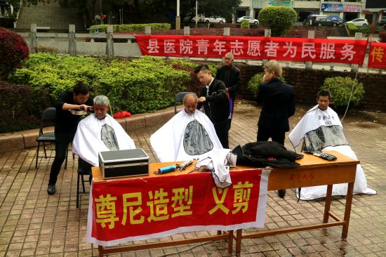 团恭城县委开展“传承雷锋精神 共建文明恭城”学雷锋活动