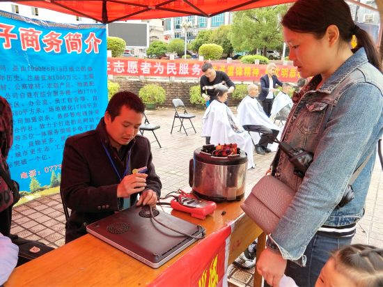 团恭城县委开展“传承雷锋精神 共建文明恭城”学雷锋活动