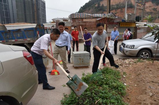 “我为城市建设出份力”——2018年梧州市长洲区青少年学雷锋志愿服务统一行动暨“美好社区青年汇—青少年大扫除行动”
