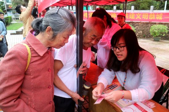 团恭城县委开展“传承雷锋精神 共建文明恭城”学雷锋活动