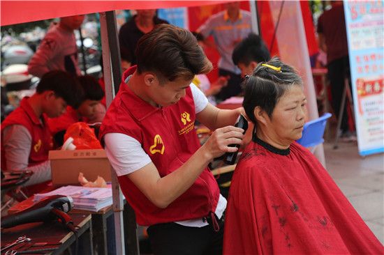 2018年玉林市“践行十九大精神  争当新时代雷锋”大型青年志愿服务活动启动