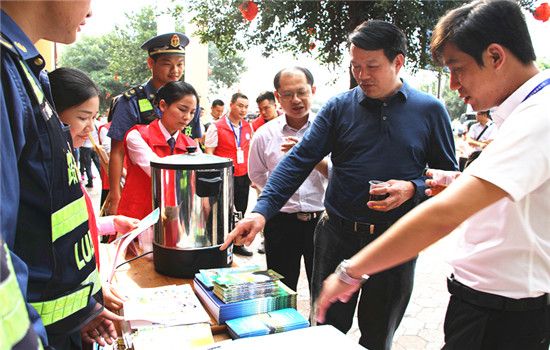 自治区交通运输厅直属机关党委林奇茂副书记到岑罗公司开展“情满旅途”青年志愿服务督导调研