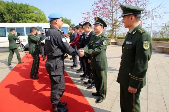 热烈欢迎百色市赴利比里亚维和警察防暴队员凯旋