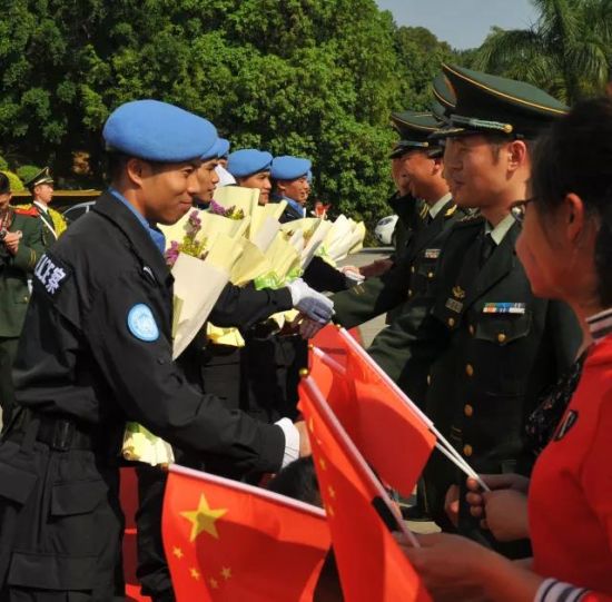 热烈欢迎百色市赴利比里亚维和警察防暴队员凯旋