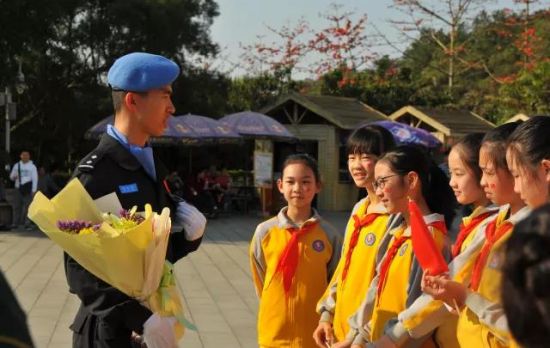 热烈欢迎百色市赴利比里亚维和警察防暴队员凯旋