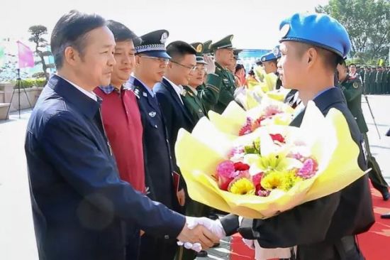 热烈欢迎百色市赴利比里亚维和警察防暴队员凯旋