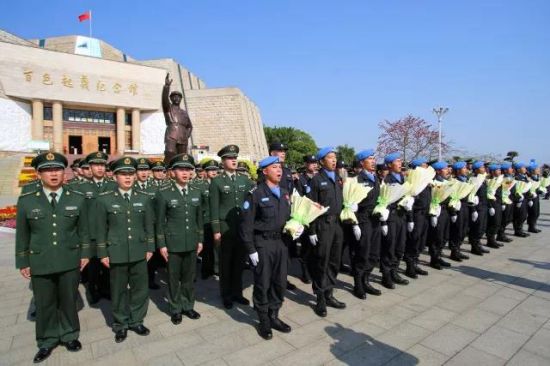 热烈欢迎百色市赴利比里亚维和警察防暴队员凯旋
