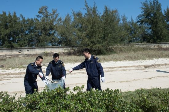 150名青年志愿者在北海金海湾开展植树护海行动