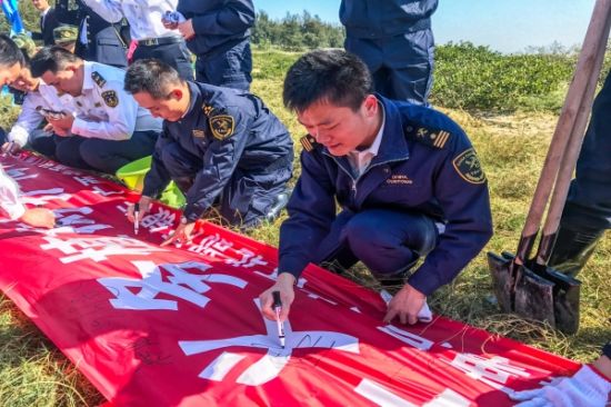 150名青年志愿者在北海金海湾开展植树护海行动