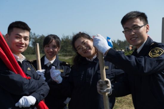 150名青年志愿者在北海金海湾开展植树护海行动