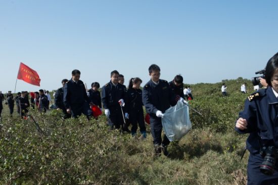 150名青年志愿者在北海金海湾开展植树护海行动