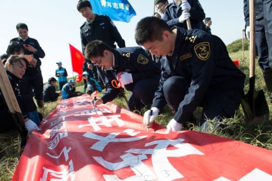 150名青年志愿者在北海金海湾开展植树护海行动