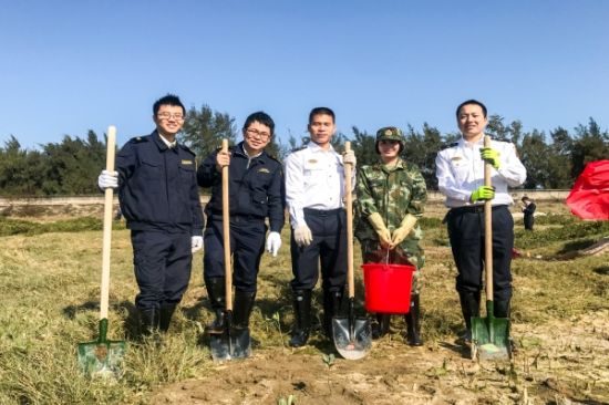 150名青年志愿者在北海金海湾开展植树护海行动