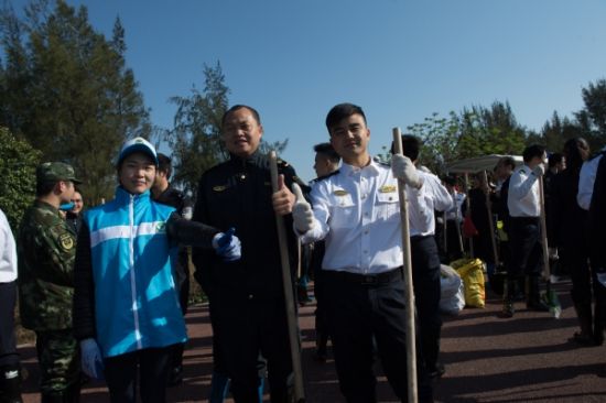150名青年志愿者在北海金海湾开展植树护海行动