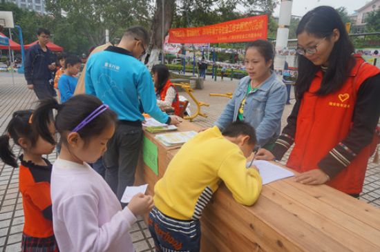 牢记社工心·建功新时代 | 隆安县开展社工日宣传活动