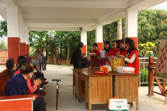 志愿新时代 学习雷锋榜样 | 隆安青年志愿者走进敬老院开展敬老孝老活动