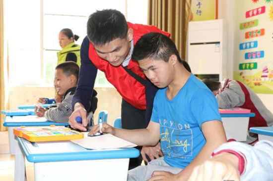 志愿新时代 学习雷锋好榜样| 隆安县青年志愿者走进特校开展“阳春三月·与你同行”活动