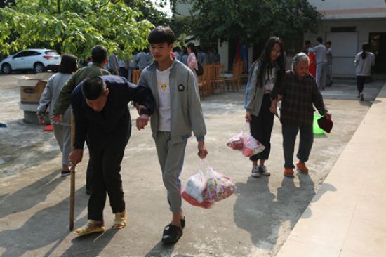 志愿新时代 学习雷锋好榜样 | 乔建镇初级中学团委走进社区敬老院开展敬老爱老 爱心活动