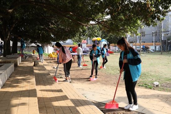 广西师范大学第四届研支团开展学雷锋活动