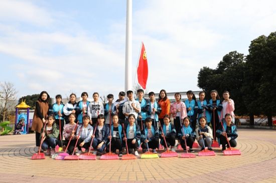 广西师范大学第四届研支团开展学雷锋活动