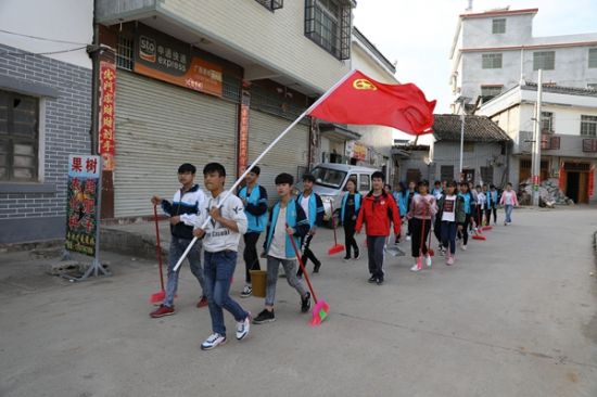 广西师范大学第四届研支团开展学雷锋活动
