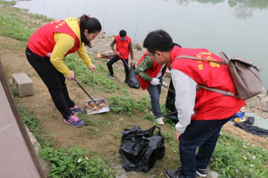 志愿新时代 学习雷锋好榜样 | 隆安县开展保护母亲河清河公益活动