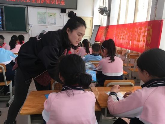 秀峰区积极开展未成年人自我保护公益巡讲活动