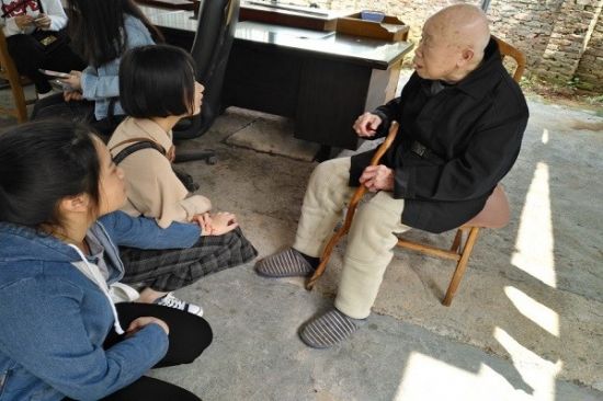 广西师范大学青协文旅分会组织聚福缘探望老人