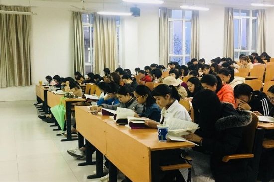 广西师范大学文院召开17级本科生《学生手册》学习会