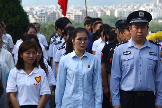 缅怀革命英雄  祭奠烈士英灵 | 隆安县团委组织青少年祭扫革命烈士陵园