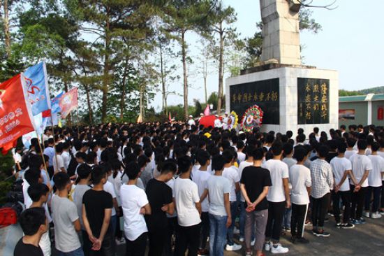缅怀革命英雄  祭奠烈士英灵 | 隆安县团委组织青少年祭扫革命烈士陵园